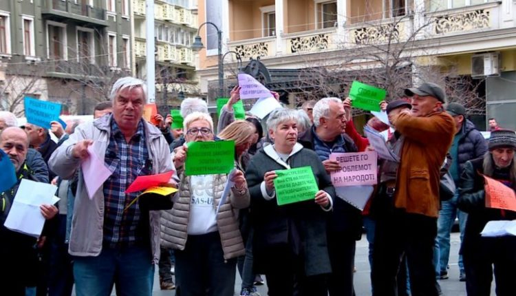 “Përmbaruesit i rrjepin qytetarët e varfër”