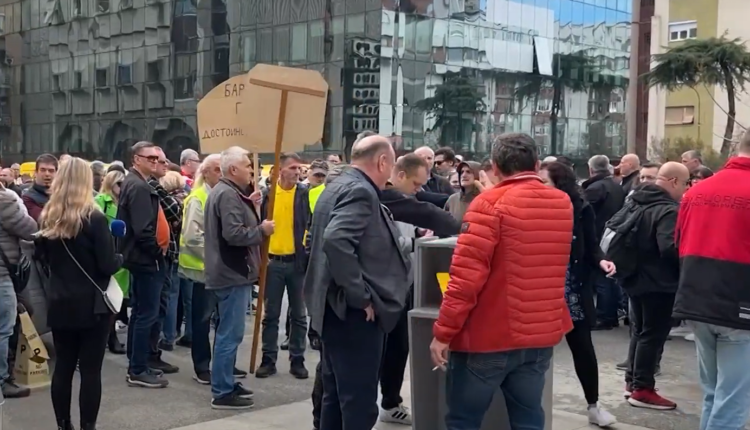 Protesta e punonjësve të postës/ Premtimi për pagat nuk ndal protestat!