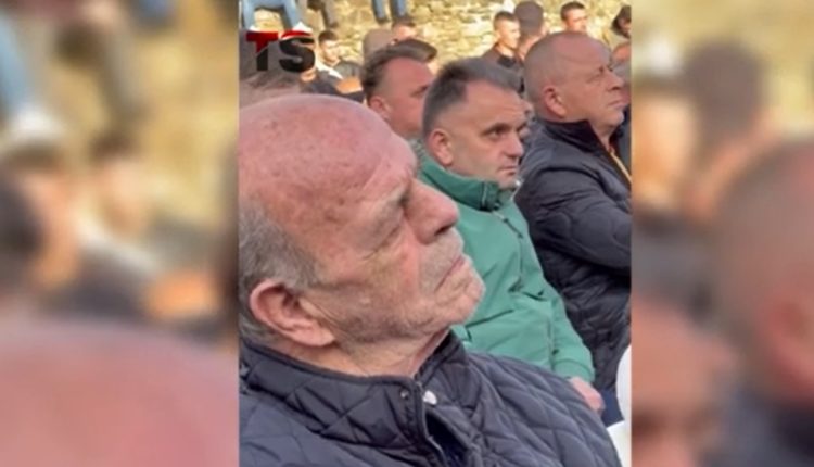 Bab Qerimi emocionohet derisa dëgjon këngën e djalit të tij dëshmorit Mujdin Aliu (VIDEO)