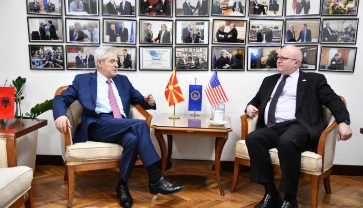 Ali Ahmeti takoi ish ambasadorin amerikan Riker, të palëkundur në rrugën Euro-Amerikane