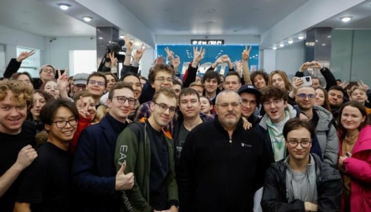 Politikani rus kundër luftës i rrethuar nga turma pasi votoi
