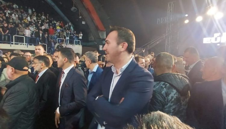 Arbër Ademi e Kreshnik Bekteshi të buzëqeshur në pritje të fillimit të tubimit