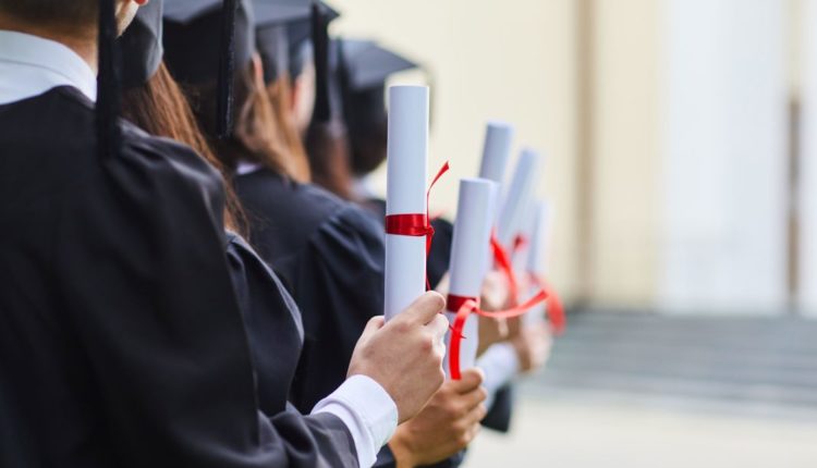 Më pak doktoratura, master dhe specialistë në RMV gjatë vitit 2023 krahasuar me 2022