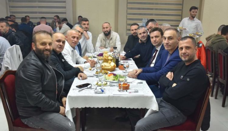 Grubi dhe Osmani në iftar me aktivistët dhe përkrahësit e lagjeve Fushë Topanë, Skender Metallari dhe Dyqanxhik