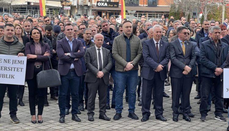 Arbër Ademi bashkë me deputetet e BDI-së bashkohen me protestën e Universitetit të Tetovës