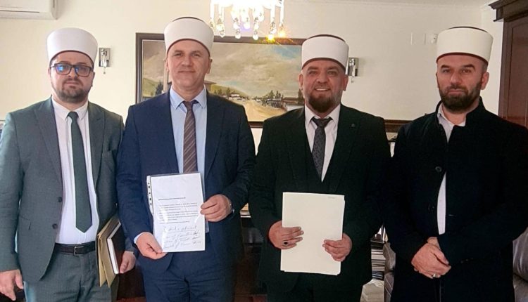 Disa hoxhallarë nga Tetova me peticion deri tek Shaqir Fetahu për të kthyer Qani Nesimin si myfti!
