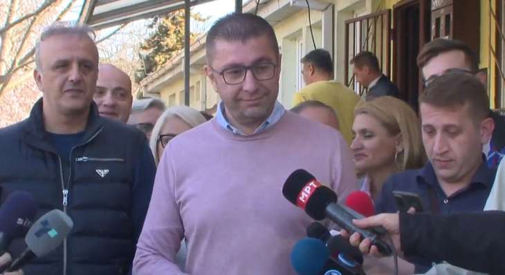 Mickoski: Për pak orë u mblodhën mbi 15 mijë nënshkrime për kandidaten tonë për presidente, na pret fitorja e madhe më 8 maj!