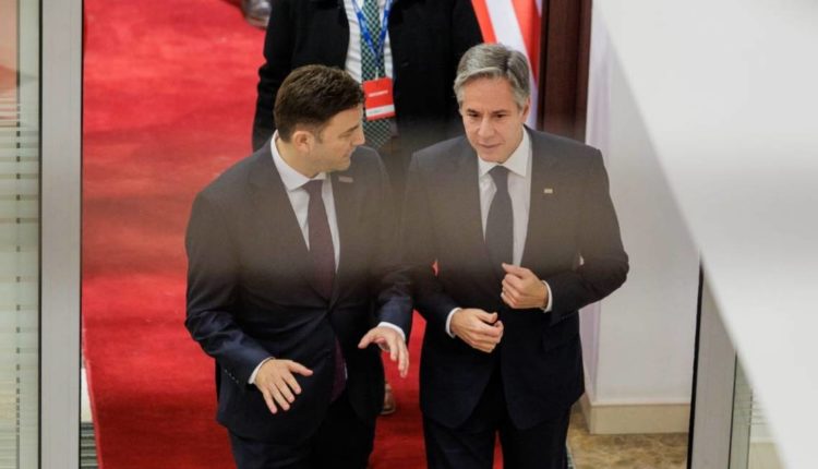 Bujar Osmani, i vetmi ministër i Jashtëm të cilin e ka vizituar një sekretar amerikan i shtetit në zyrë, në Shkup