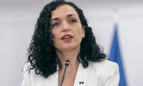 “Ngritne lartë flamurin tonë”, Osmani iu jep zemër vajzave U18 që u kualifikuan në Kampionatin Botëror të hendbollit