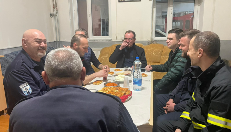 Taravari në syfyr me zjarrfikësit