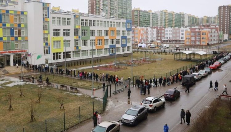 Mijëra rusë iu bashkuan protestës zgjedhore të “mesditës kundër Putinit” të frymëzuar nga Navalny