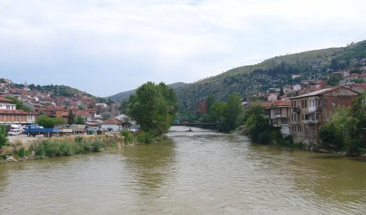 Ulet niveli i ujit i lumenjve krahasuar me mesataren e muajit prill