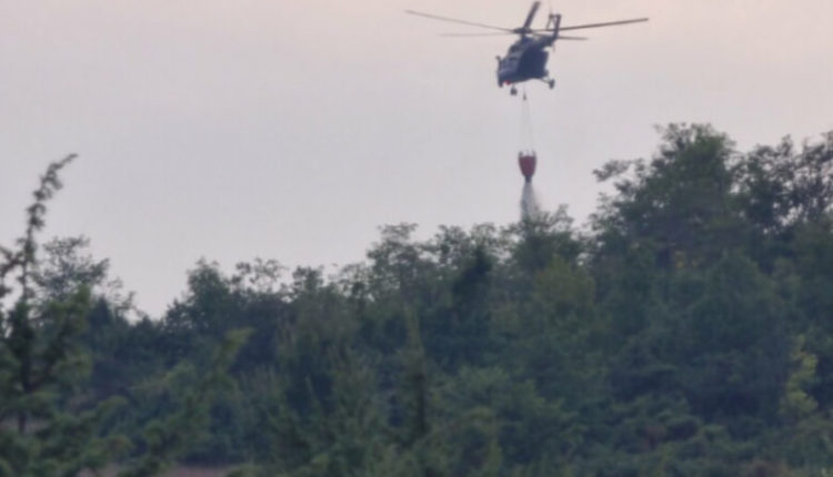 Zjarr në Mavrovë, është aktivizuar edhe helikopteri i MPB-së për shuarjen e tij