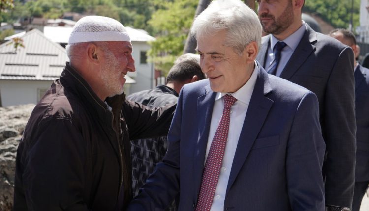 Ali Ahmeti vazhdoi takimet në fshatrat e Strugës: Ju kërkova që më 8 maj sërish të mbështesin listën e deputetëve të Frontit Europian