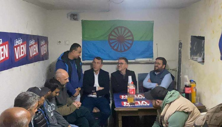 I harruan ofendimet, opozita “përulet” para romëve, duke u’a kërkuar votat! (FOTO)