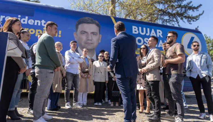Bujar Osmani parkon autobusin e “Frontit Europian” me numrin 4 në presidencë