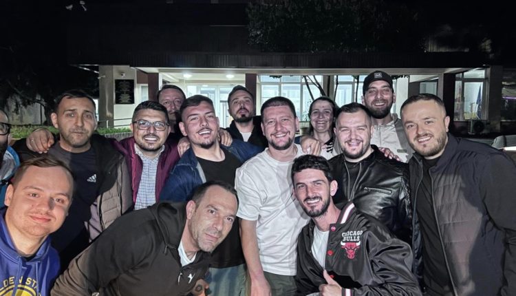 Gazetarët shqiptarë pranë Furkan Saliut: Pançe këtu jemi a do të na arrestosh të gjithëve