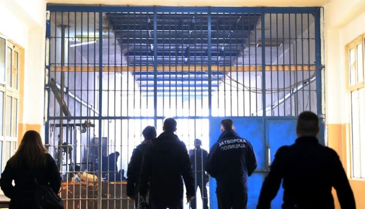 Detaje: Policët e “Burgut të Idrizovës” e kanë liruar të dënuarin për vrasje – në vend që të ishte në spital ka qenë duke shëtitur nëpër Shkup