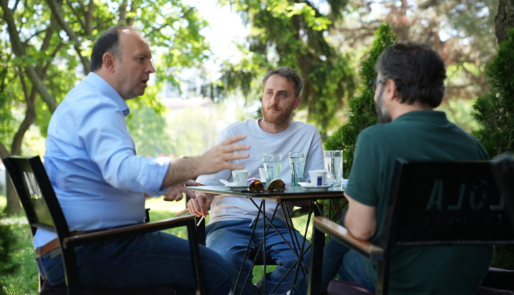 Afrim Gashi e nisi javën me kafe me artistët
