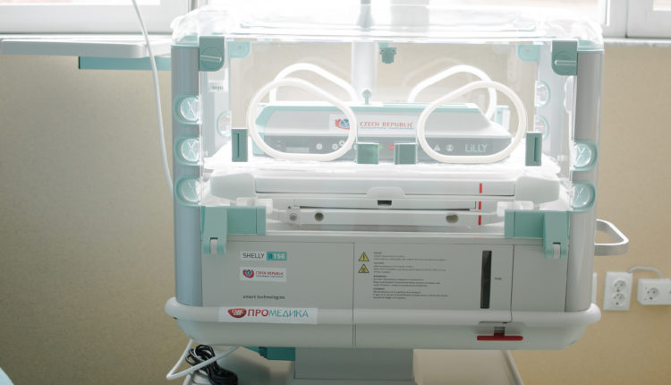Donacion i Republikës Çeke – inkubator për foshnjat në Spitalin Special për Gjinekologji dhe Obstetrikë Nënë Tereza në Çair