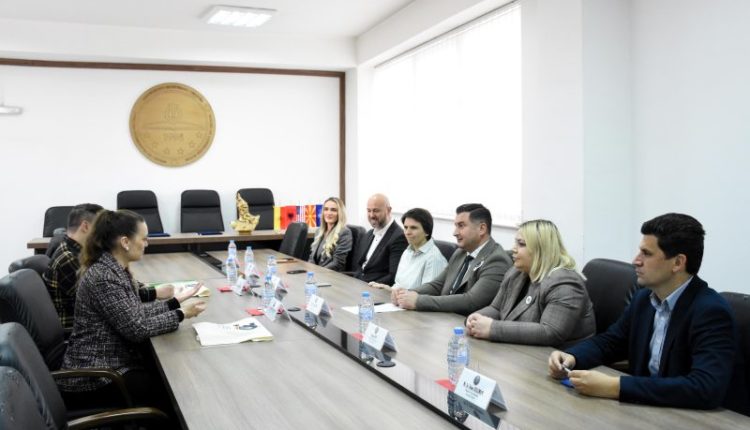 Universiteti i Tetovës dhe Shoqata “TAKT” nënshkruan memorandum bashkëpunimi