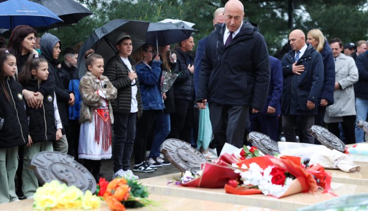 Haradinaj bën homazhe në Sllup, Hereq dhe Dujakë