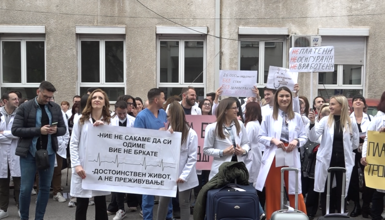 Pakënaqësitë në shëndetësi/ Specializantët privat ndërpresin protestat – nuk heqin dorë nga kërkesat!