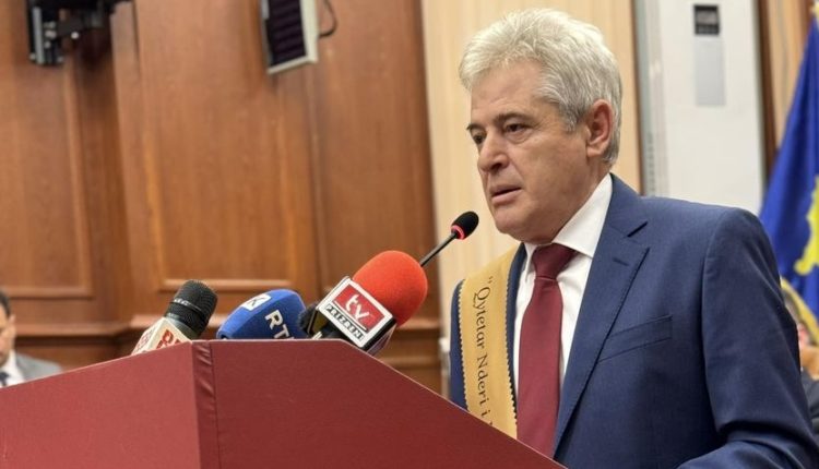 Ali Ahmeti shpallet qytetar nderi në Prizren (VIDEO)