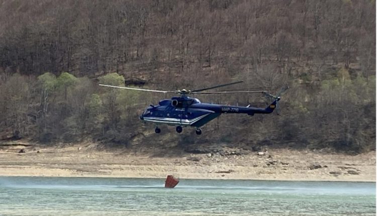 Helikopteri i policisë hodhi 15 tonë ujë, lokalizohet zjarri në rajonin e fshatit Zhirovnicë