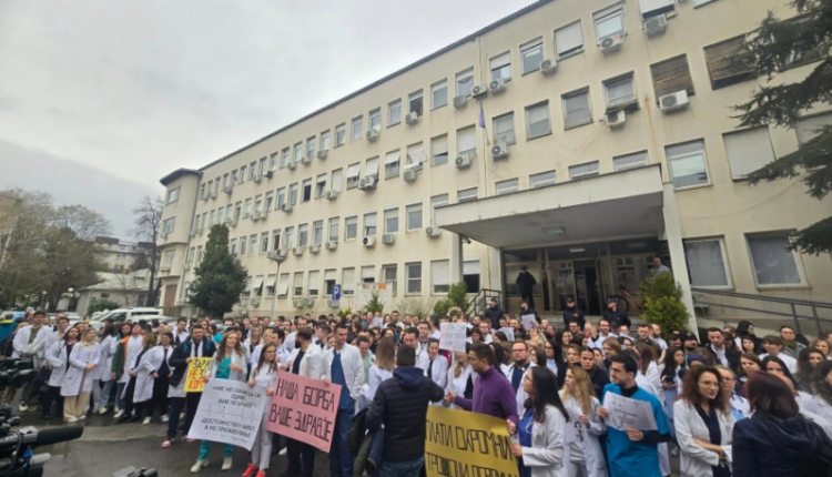 Punonjësit e shëndetësisë në protestë: Nuk jetohet me rrahje shpatullash, duhet rritje e rrogave