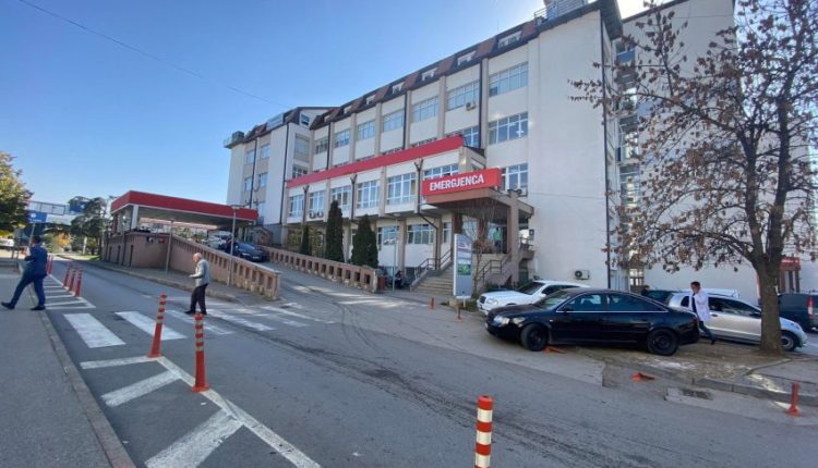 I mituri që u godit nga vetura në Pejë po trajtohet në Qendrën e Mjekësisë Intesive