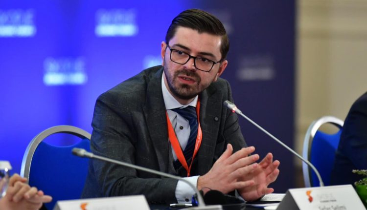 Analisti Sefer Selimi thumbon Presidenten Siljanovska