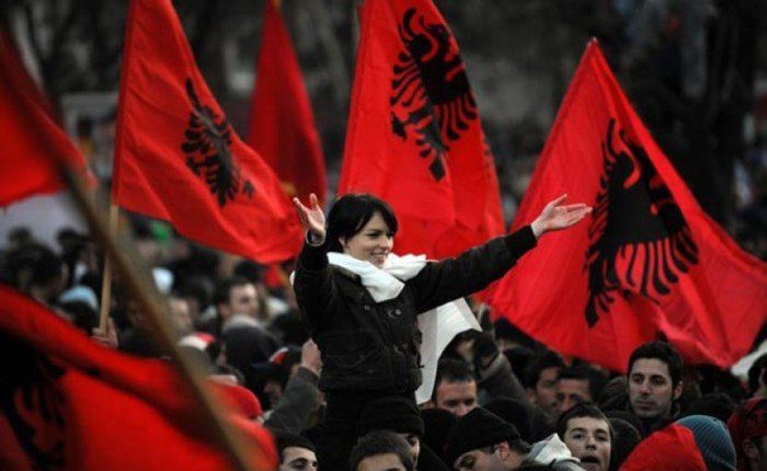 Nuk jemi barbie, kukulla/ Diaspora i thotë “JO” ofertës së opozitës
