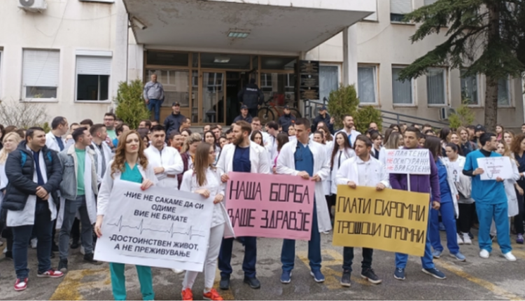 Specialistët privatë vazhdojnë me grevën, thonë se kanë presione nga klinikat dhe kolegët më të vjetër