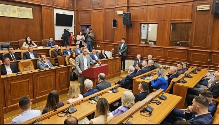 Lëvizja Vetëvendosje uron Ali Ahmetin për titullin Qytetar Nderi i Prizrenit