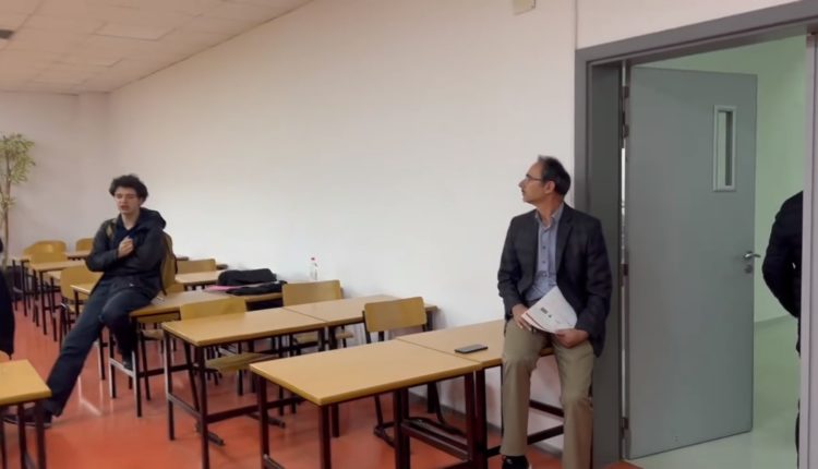 Aktivistët ia ndërpresin ligjëratën profesorit të denoncuar për ngacmim seksual (VIDEO)