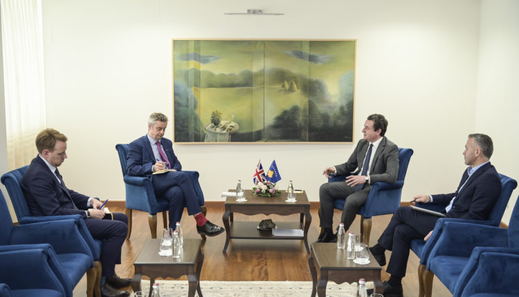 Kurti takoi ambasadorin e Mbretërisë së Bashkuar, mosanëtarësimi i Kosovës në KiE ishte temë e diskutimit