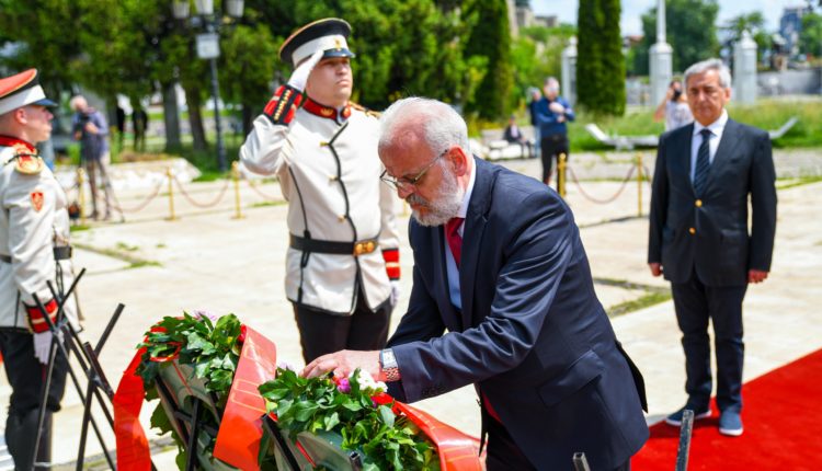 Kryeministri Xhaferi dhe delegacioni qeveritar për nder të 9 Majit: Qëndrojmë fortë në mbrojtjen kundër fashizmit dhe në mbrojtje të idesë evropiane