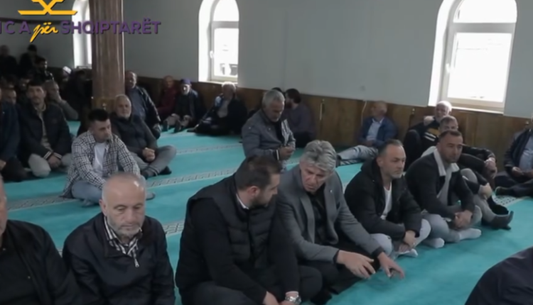 Ziadin Sela në Llabunishtë falë namazin e xhumasë së bashku me bashkëqytetarët (VIDEO)