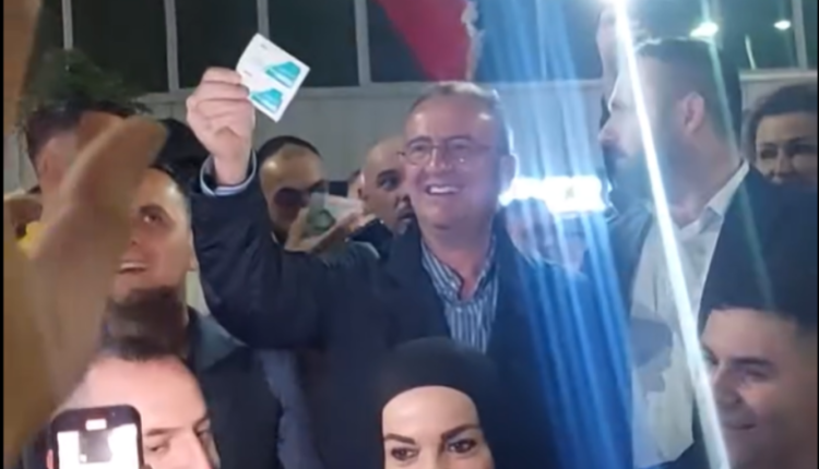 Pas humbjes Arben Taravari shfaqet me Efridoll në duar