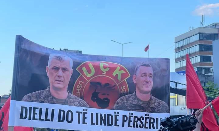Në shesh të Tetovës u shpalos pankarta “Dielli do të lind përsëri” (VIDEO)