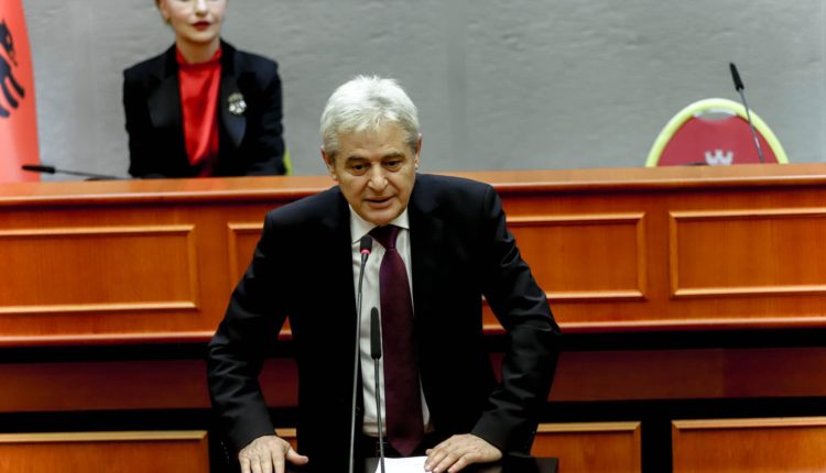 U shpall “Qytetar Nderi” i Tiranës, Ali Ahmeti: Shqipëria ka ndarë bukë, kripë e zemër me ne