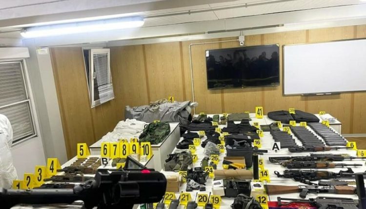 Policia gjen arsenal armatimi në veri të Kosovës, një ish-zyrtar policor ndalohet për intervistim