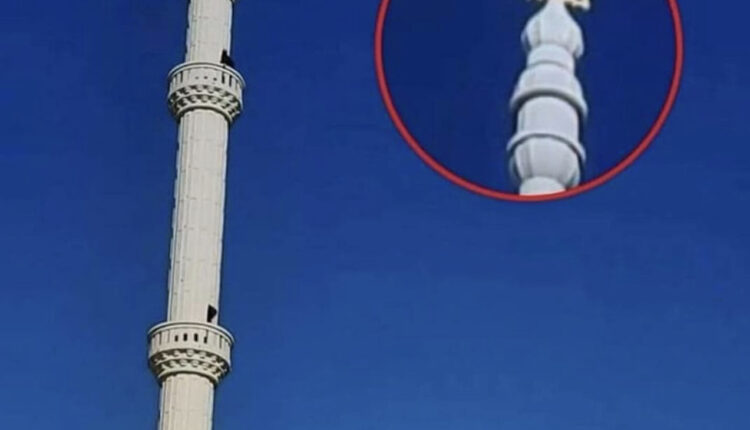 Në minaren e xhamisë në Malishevës të Kosovës, hëna zëvendësohet me shqiponjën dy krenare