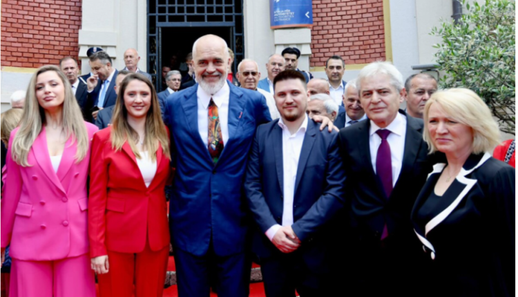 Edi Rama publikon fotografi me familjen e Ali Ahmetit: Kujtim nga një ditë e shënuar, me familjen e Qytetarit të Nderit të Tiranës