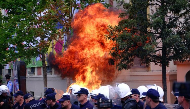 Breshëri molotovësh ndaj Bashkisë, opozita kërkon me zjarr dorëheqjen e Veliajt