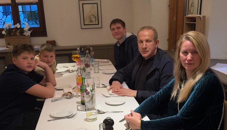 Pacolli ndan foto me familjen, thotë se ajo është thelbi i gjithçkaje