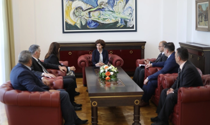 Presidentja Siljanovska-Davkova priti në takim rektorët e universiteteve shtetëtore