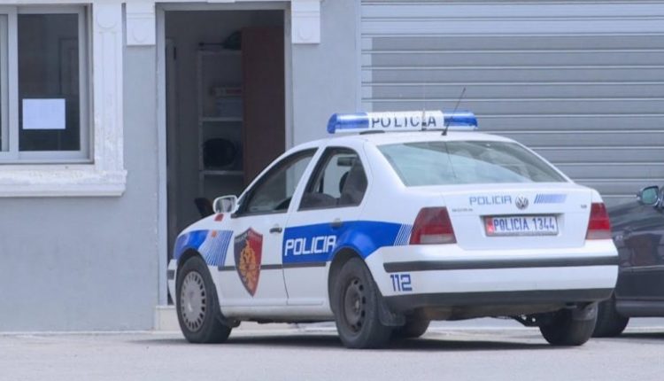 Shtiu me armë zjarri në drejtim të automjetit të parkuar, shpallet në kërkim i dyshuari në Bulqizë