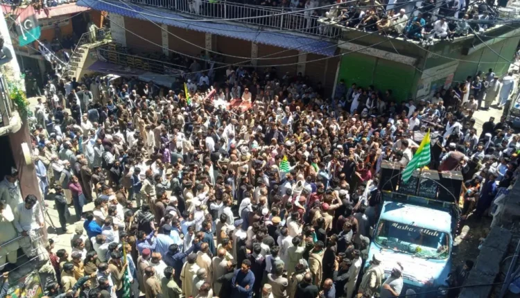 Tre të vdekur gjatë protestave kundër shtrenjtimit të miellit e rrymës në Kashmir